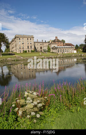 Abbey de Stoneleigh reflète dans Rivière Avon pris à partir de la banque jusqu'à Warwickshire UK Banque D'Images