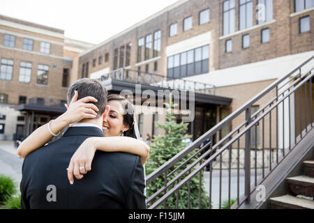 Portrait of Bride and Groom Hugging Outdoors, Hamilton, Ontario, Canada Banque D'Images