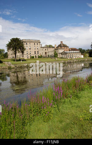 Abbey de Stoneleigh reflète dans Rivière Avon pris à partir de la banque jusqu'à Warwickshire UK Banque D'Images