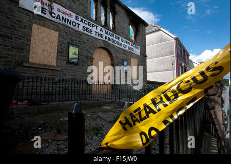 Aberfan, Pays de Galles, Royaume-Uni. Août 27, 2015. La chapelle dans le centre d'Aberfan a agi comme une morgue pour les enfants et adultes qui ont péri dans la catastrophe d'Aberfan 1966, lorsqu'un bout de charbon enterrés aPantglas Junior School et quelques maisons en terrasse. Daniel Brown, 26 ans, un homme, a admis le feu à la chapelle le 11 juillet. Le juge lui warnded qu'il devra faire face à une longue peine de prison. La chapelle a été completly distroyed et la communauté locale sont dévastés par les actions du brun. Credit : Roger tiley/Alamy Live News Banque D'Images