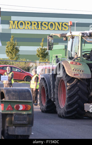 Bridgwater, UK. 27 août, 2015. Morrisons Dépôt de distribution à Bridgwater, Somerset a été bloqué par les producteurs laitiers en colère plus bas les prix du fromage et des produits laitiers importés. Crédit : Michael Scott/Alamy Live News Banque D'Images