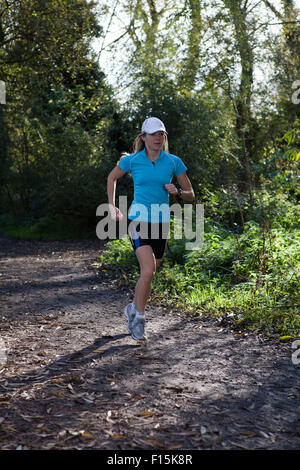 Coureuse en pleine campagne, avec du soleil Banque D'Images
