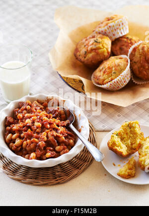 Des fèves et cornbread muffins avec un verre de lait, studio shot Banque D'Images