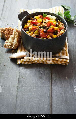 Chili Tofu en pot, avec du pain croustillant sur une table en bois, gris, studio shot Banque D'Images