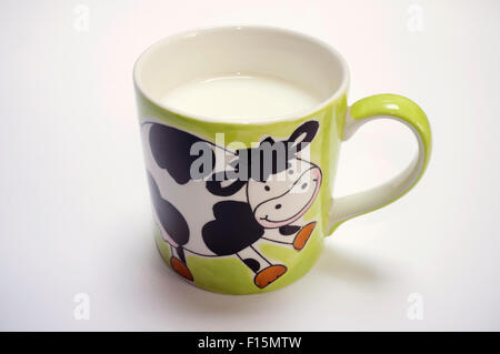 Lait dans la tasse vache Banque D'Images