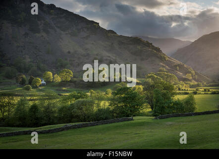 Rayon de lumière dorée dans la grande vallée de Langdale, Lake District National Park, Royaume-Uni Banque D'Images