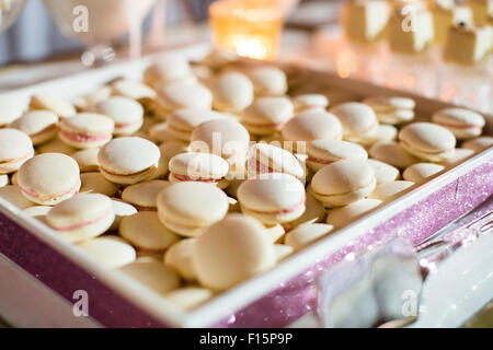 Close-up du bac de la vanille et de framboise Macarons Banque D'Images
