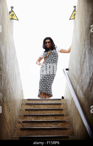 Portrait de femme debout en haut de l'escalier, Arc de Triomphe, Paris, France Banque D'Images