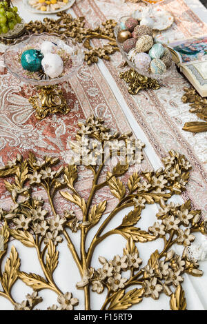 Coran, des Œufs et des décorations florales sur Sofre-ye-Aghd pour Cérémonie de mariage persan Banque D'Images
