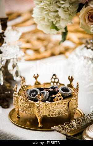 Bol d'or orné sur Sofre-ye-Aghd perse à la cérémonie du mariage Banque D'Images
