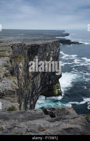 Superbe vue sur les falaises et le littoral vue de Dun Aonghasa, les îles d'Aran, République d'Irlande Banque D'Images