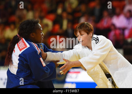Astana, Kazakhstan. Août 27, 2015. (L-R) Clarisse Agbegnenou (FRA), Tina Trstenjak (SLO) Judo : le championnat du monde de judo 2015 Astana féministe -63kg match final à l'ALAU Ice Palace à Astana, Kazakhstan . Credit : AFLO SPORT/Alamy Live News Banque D'Images