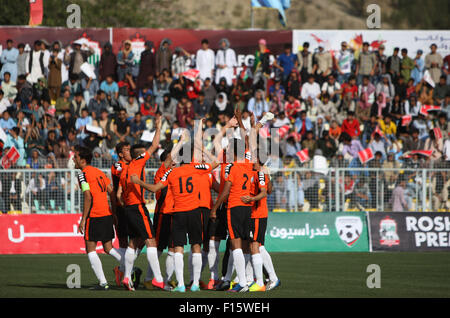 Kaboul, Afghanistan. Août 27, 2015. Les joueurs d'Alborz Simorgh célébrer un but durant leur Premier League (Afghan Roshan RAPL) match contre Shaheen Asmayee à Kaboul, Afghanistan, le 27 août 2015. La quatrième saison de l'Afghanistan premier Football League a débuté à Kaboul le jeudi. © Ahmad Massoud/Xinhua/Alamy Live News Banque D'Images