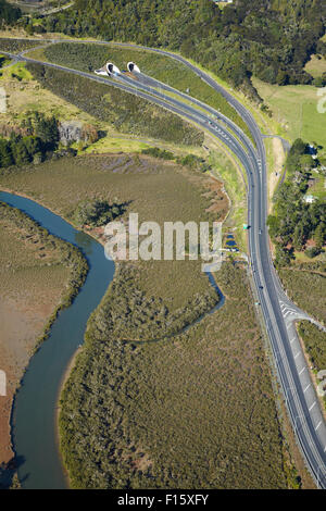 L'Autoroute un état à Johnstone's Hill, tunnels et Puhoi River, North Auckland, île du Nord, Nouvelle-Zélande - vue aérienne Banque D'Images