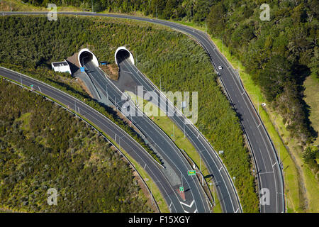 L'Autoroute un état à Johnstone's Hill, tunnels, au nord de l'île du nord, Auckland, Nouvelle-Zélande - vue aérienne Banque D'Images