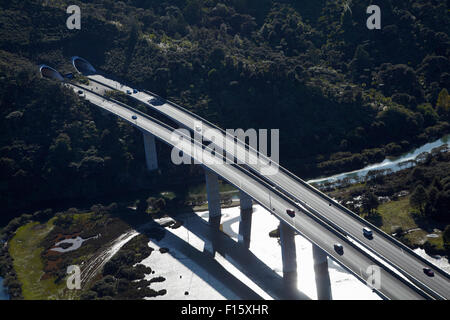 L'Autoroute de l'État à un viaduc de Waiwera et Johnstone's Hill, tunnels, au nord de l'île du nord, Auckland, Nouvelle-Zélande - vue aérienne Banque D'Images