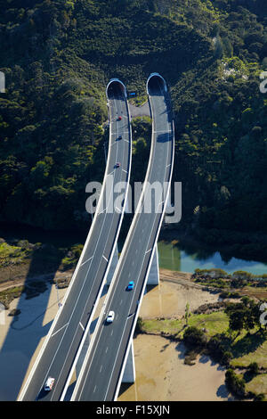 L'Autoroute de l'État à un viaduc de Waiwera et Johnstone's Hill, tunnels, au nord de l'île du nord, Auckland, Nouvelle-Zélande - vue aérienne Banque D'Images