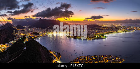 Vue panoramique de Rio de Janeiro par nuit, comme vu de pointe du Pain de Sucre. Banque D'Images