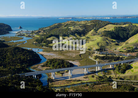 Viaduc de Waiwera et Salon de Provence, au nord de l'île du nord, Auckland, Nouvelle-Zélande - vue aérienne Banque D'Images