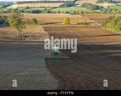 Un champ en cours d'après le labour et hersage avant la plantation Banque D'Images