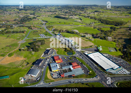 Centre Commercial, Parc-relais, et l'autoroute du Nord, Silverdale, North Auckland, île du Nord, Nouvelle-Zélande - vue aérienne Banque D'Images