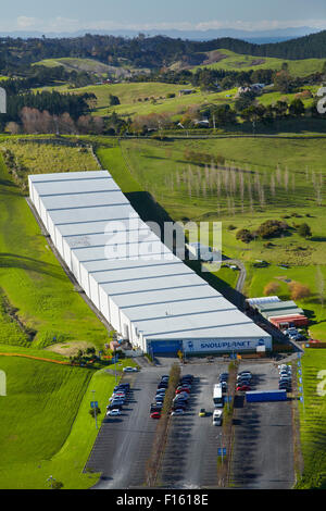 Centre de loisirs intérieur Snowplanet, Silverdale, Hibiscus Coast, au nord de l'île du nord, Auckland, Nouvelle-Zélande - vue aérienne Banque D'Images