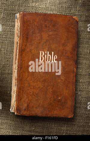 Vieille Bible livre sur le fond sac Banque D'Images