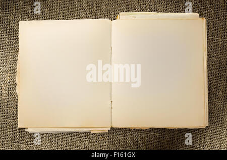 Vieux bloc-notes ouvert sur fond sac libre Banque D'Images