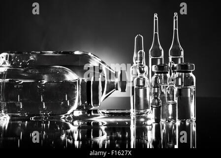 De l'objet groupe agent médicinal liquide limpide en verrerie, noir et blanc photo horizontale Banque D'Images