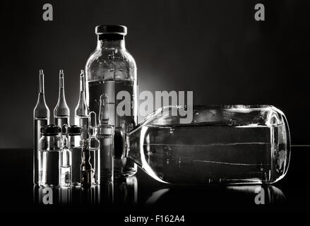 De l'objet groupe agent médicinal liquide limpide en verrerie, noir et blanc photo horizontale Banque D'Images