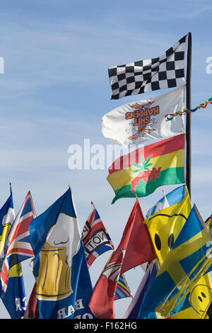 Assortiment de drapeaux flottants à un show ground en Angleterre Banque D'Images