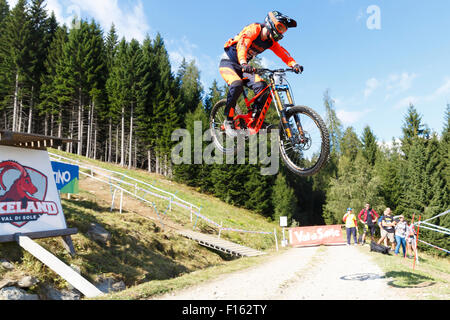 Val di Sole, Italie - 22 août 2015 : l'équipe de Rider Gstaad-Scott Brendan Fairclough en action pendant la descente finale élite mens à l'UCI Coupe du Monde Vtt à Val di Sole, Trento, Italie Banque D'Images