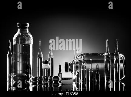 De l'objet groupe agent médicinal liquide limpide en verrerie, noir et blanc photo horizontale Banque D'Images