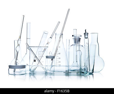 De l'objet groupe limpide de laboratoire verrerie sur fond blanc, isolé, photo horizontale Banque D'Images