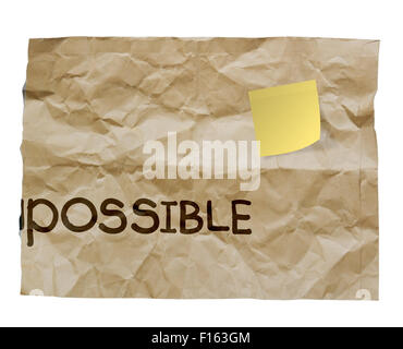 Déchirer l'enveloppe de papier froissé à recycler par mot impossible transformé en possible comme concept Banque D'Images