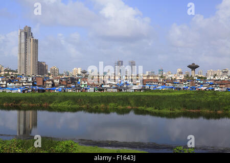 Mumbai, New Delhi, Inde. Août 21, 2015. 21 Aug 2015, Mumbai - INDE :.Un bidonville illégal non autorisée pocket commence à croître et construit à un marais à Mumbai tuant le riche bio-diversité trouvée dans les régions marécageuses et marécageux autour de Mumbai. Les marais et les Mangroves, si déclaré comme terres forestières et protégée en vertu de la loi, est le plus rapide des parcelles envahies de Mumbai avec les promoteurs envisagent un énorme potentiel de développement pour une population sans cesse croissante dans les zones urbaines de l'Inde. © Subhash Sharma/ZUMA/Alamy Fil Live News Banque D'Images