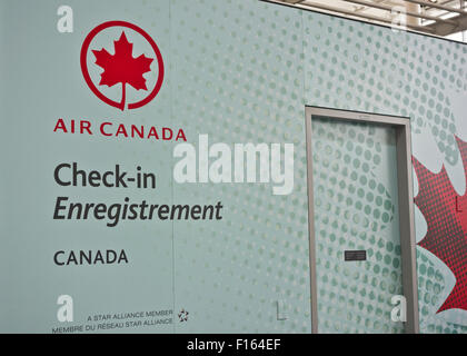 Air Canada Zone d'enregistrement à l'aéroport international Pearson de Toronto (Ontario) Canada. Inscrivez-vous rédigé en français et en anglais. Banque D'Images