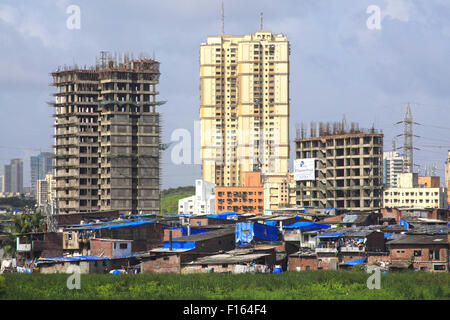 Mumbai, New Delhi, Inde. Août 21, 2015. 21 Aug 2015, Mumbai - INDE :.Un bidonville illégal non autorisée pocket commence à croître et construit à un marais à Mumbai tuant le riche bio-diversité trouvée dans les régions marécageuses et marécageux autour de Mumbai. Les marais et les Mangroves, si déclaré comme terres forestières et protégée en vertu de la loi, est le plus rapide des parcelles envahies de Mumbai avec les promoteurs envisagent un énorme potentiel de développement pour une population sans cesse croissante dans les zones urbaines de l'Inde. © Subhash Sharma/ZUMA/Alamy Fil Live News Banque D'Images