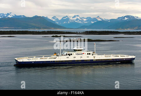 Navire roulier à passagers dans le Fannefjord Romsdalsfjord près de Molde, le comté de Møre og Romsdal (Norvège) Banque D'Images