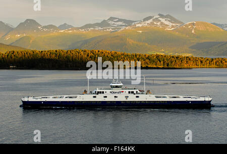 Navire roulier à passagers dans le Fannefjord Romsdalsfjord près de Molde, le comté de Møre og Romsdal (Norvège) Banque D'Images