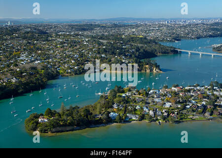 Plage de Noël et l'île Herald, Greenhithe, et le port de Waitemata, Auckland, île du Nord, Nouvelle-Zélande - vue aérienne Banque D'Images