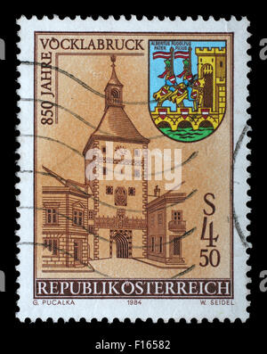 Autriche - circa 1984 : timbres par l'Autriche, la tour montre, bras, Ville de Vocklabruck, vers 1984 Banque D'Images