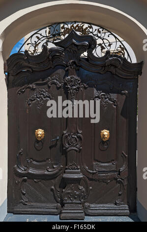 Porte décorative avec deux têtes de lion d'or comme heurtoirs de porte, Amberg, Haut-Palatinat, en Bavière, Allemagne Banque D'Images