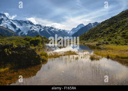 Aoraki Mount Cook vue de red tarns avec ciel bleu Banque D'Images