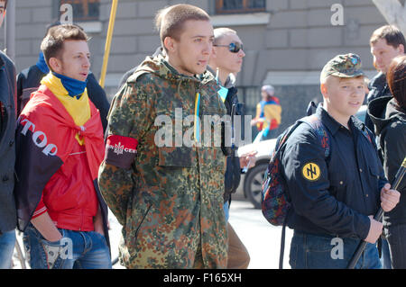 Odessa, Ukraine. 15 Oct, 2014. 30 mars, Odessa, Ukraine . '' Radical secteur droit '' et d'auto-défense maidan . 30 mars, Odessa, Ukraine. Les partisans de rallye maidan mars à Odessa. Cette réunion est consacrée à la Journée du Souvenir 40 jours après la mort de ''sotnia céleste.'' lors d'une manifestation à laquelle ont participé plus de 5 000 personnes. Les slogans principaux :.'' gloire à l'Ukraine - Les héros de la gloire''.'' la mort pour les ennemis ''.''héros ne font pas mourir - mourir ennemis ''.''Oleksandr Muzychko (Sashko Bily) - Nous prenons la vengeance pour vous © Andrey Nekrasov/ZUMA/ZUMAPRESS.com/Alamy fil Live News Banque D'Images