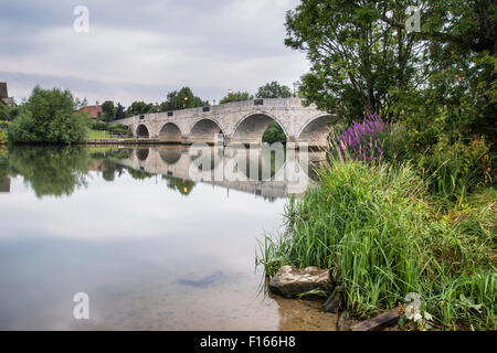 Matin Chertsey paysage Pont sur la Tamise à Londres Banque D'Images