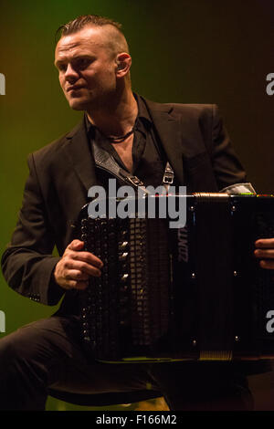 Milan Italie. 27 août 2015. L'American gypsy-punk Gogol Bordello effectue à vivre pendant la Mercati Generali 'Estathè son marché 2015" Crédit : Rodolfo Sassano/Alamy Live News Banque D'Images