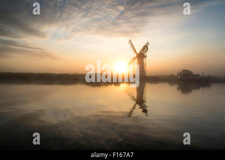 Paysage magnifique de moulin et de la rivière au lever du soleil sur le matin d'été Banque D'Images