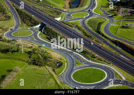 Ronds-points et d'Autoroute, Port supérieur Hobsonville, Auckland, île du Nord, Nouvelle-Zélande - vue aérienne Banque D'Images