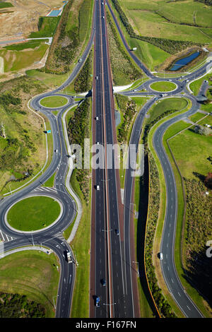 Ronds-points et d'Autoroute, Port supérieur Hobsonville, Auckland, île du Nord, Nouvelle-Zélande - vue aérienne Banque D'Images